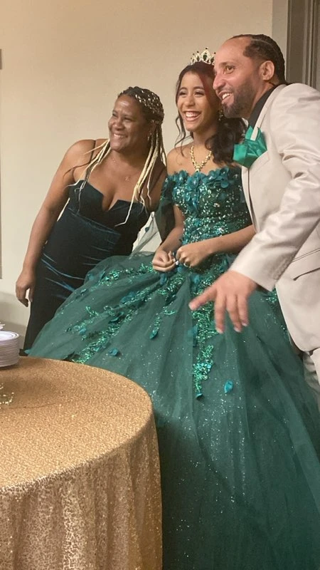 Quinceañera with Shannette and family in emerald green gown